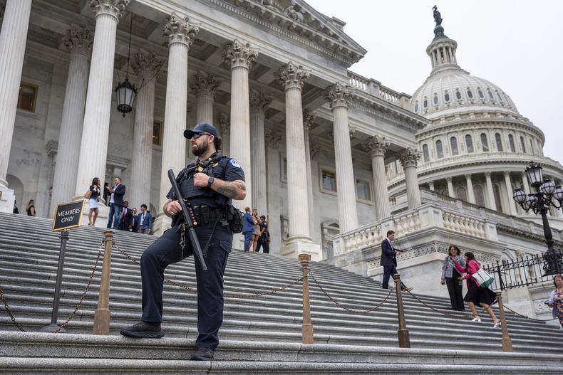 ARCHIVO – Un agente de la policía del Capitolio de Estados Unidos monta guardia mientras los legisladores abandonan la Cámara de Representantes tras una votación en el Capitolio, en Washington, el 25 de septiembre de 2024. (AP Foto/J. Scott Applewhite, Archivo)
