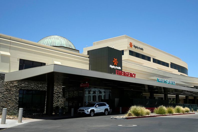 Vista del hospital Mercy Gilbert Medical Center, en Gilbert, Arizona, el 6 de julio de 2026. Un bebé de 18 meses fue hallado respirando en la morgue del hospital, horas después de que el menor fue declarado muerto por ahogamiento en una piscina. (AP Foto/Ross D. Franklin)