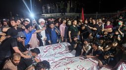 Musulmanes chiíes asisten a una oración por manifestantes muertos en choques con fuerzas de seguridad durante una marcha para condenar el asesinato del líder supremo iraní, el ayatolá Alí Jamenei, en Karachi, Pakistán, el domingo 1 de marzo de 2026. (AP Foto/Muhammad Farooq)