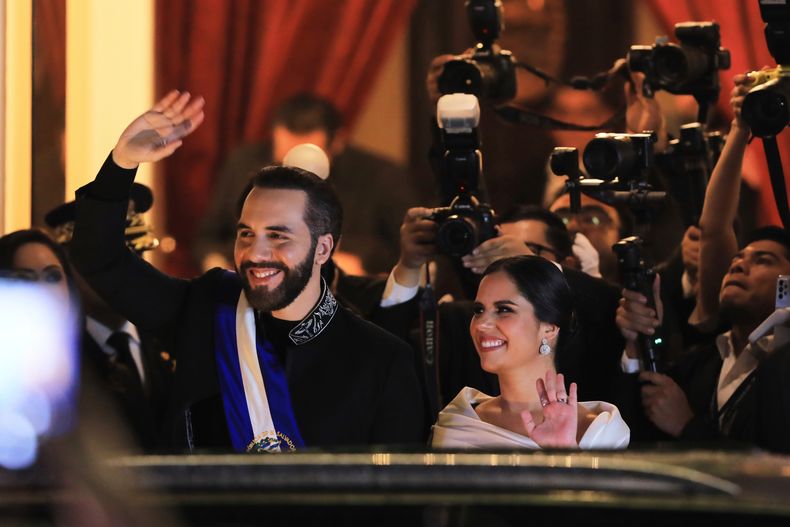 ARCHIVO - El presidente salvadoreño Nayib Bukele, a la izquierda, saluda junto a la primera dama Gabriela Bukele después de pronunciar su discurso anual ante el Congreso, el 1 de junio de 2025, en el Teatro Nacional de San Salvador, El Salvador. (AP Foto/Salvador Meléndez, Archivo)