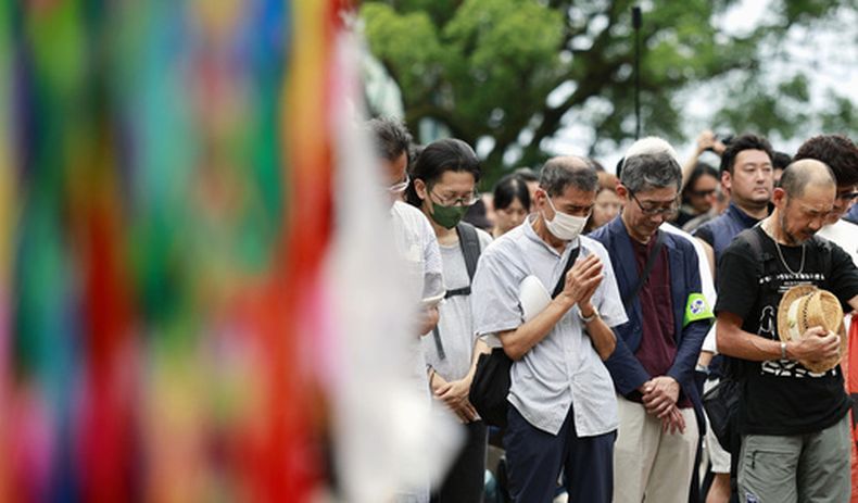Gente guarda un minuto de silencio durante una ceremonia por el 81 aniversario del bombardeo estadounidense con una bomba atómica en el Parque Hipocentro de la Bomba Atómica en Nagasaki, en el sur de Japón, el domingo 9 de agosto de 2026. (Kotaro Ueda/Kyodo News via AP)