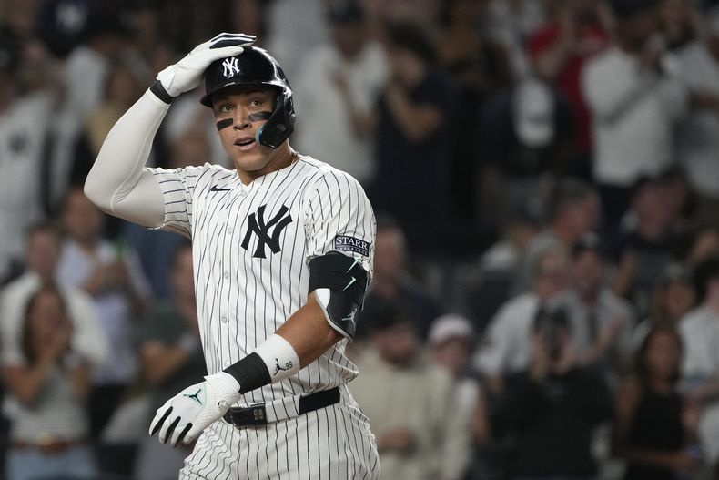 Aaron Judge, de los Yankees de Nueva York, festeja luego de conectar un jonrón ante los Rockies de Colorado, el viernes 23 de agosto de 2024 (AP Foto/Pamela Smith)