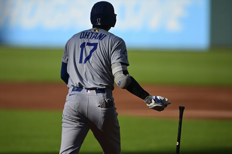 Shohei Ohtani, de los Dodgers de Los Ángels, observa el vuelo de la pelota de su cuadrangular solitario en el juego de béisbol de Grandes Ligas frente al abridor Gavin Williams, de los Guardianes de Cleveland durante la primera entrada, el lunes 26 de mayo de 2025, en Cleveland. (AP Foto/David Dermer)