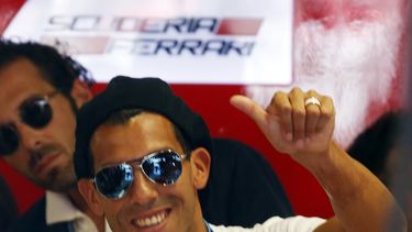 americateve | El jugador de la Juventus, Carlos Tevez, saluda desde los pits de Ferrari en el GP de Italia el domingo, 7 de septiembre de 2014, en Monza. (AP Photo/Luca Bruno)