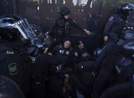 mexico: explosion durante protesta deja policias heridos