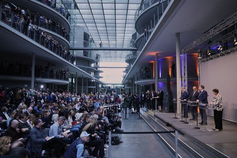 Markus Soeder, presidente del partido Unión Social Cristiana de Baviera, Friedrich Merz, presidente del partido Unión Demócrata Cristiana y los colíderes del Partido Socialdemócrata Lars Klingbeil y Saskia Esken, se dirigen a los medios de comunicación tras alcanzar un acuerdo entre sus partidos sobre una coalición para un nuevo gobierno alemán en una rueda de prensa en Berlín, Alemania, el miércoles 9 de abril de 2025. (AP foto/Ebrahim Noroozi)
