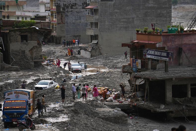 La gente recupera sus pertenencias tras inundaciones repentinas en Nuwakot, Nepal, el 1 de septiembre de 2026. (Foto AP/Rajesh Kumar Singh)