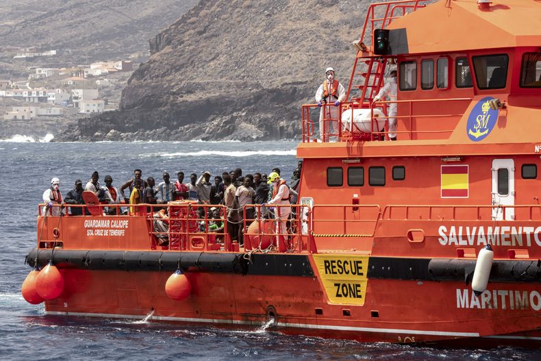 Migrantes desembarcan en el puerto de La Estaca el lunes 26 de agosto de 2024, en Valverde, en la isla Canaria de El Hierro, España. (AP Foto/Maria Ximena)