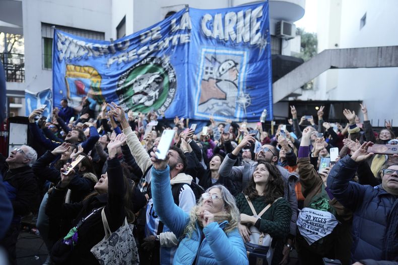 Partidarios de la expresidenta Cristina Fernández reaccionan mientras ella habla desde su balcón un día después de que la Corte Suprema de Argentina confirmara su condena por corrupción, en Buenos Aires, Argentina, el miércoles 11 de junio de 2025. (Foto AP/Natacha Pisarenko)