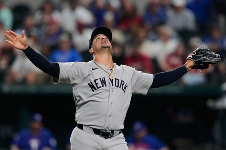 El lanzador de los Yankees de Nueva York, Fernando Cruz, celebra tras su labor contra los Rangers de Texas en la octava entrada de un partido de béisbol el martes 28 de abril de 2026, en Arlington, Texas. (AP Foto/Tony Gutierrez)