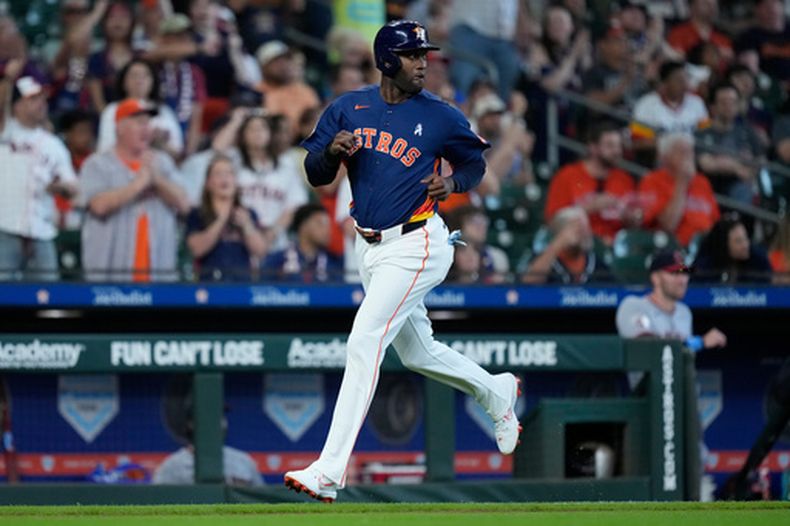 Yordan Álvarez, de los Astros de Houston, corre hacia el home para anotar tras un batazo de Isaac Paredes durante la cuarta entrada de un partido de béisbol contra los Guardianes de Cleveland, el domingo 21 de junio de 2026, en Houston. (Foto AP/Kevin M. Cox)