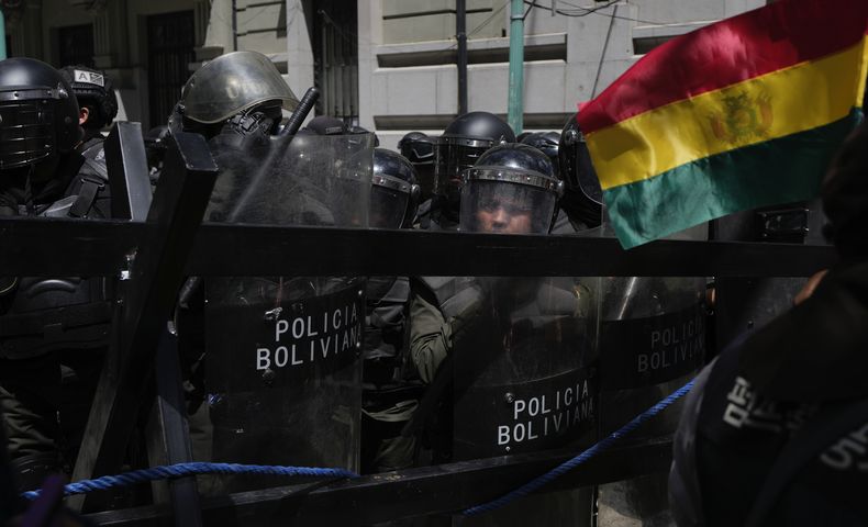 La policía bloquea el acceso al palacio presidencial a los seguidores del expresidente Evo Morales durante una protesta contra el gobierno en La Paz, Bolivia, el lunes 13 de enero de 2025. (AP Foto/Juan Karita)