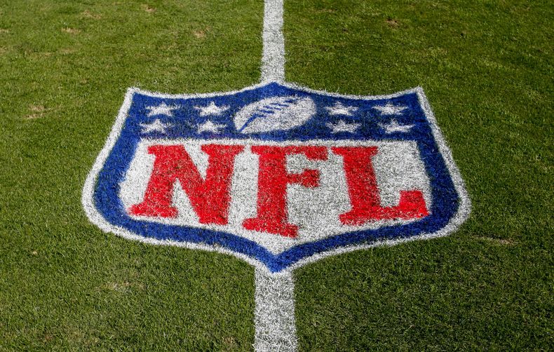 ARCHIVO - Foto del 4 de noviembre del 2018, el logo de la NFL en el campo del Estadio Bank of America en Charlotte, Carolina del Norte. (AP Foto/Nell Redmond, File)