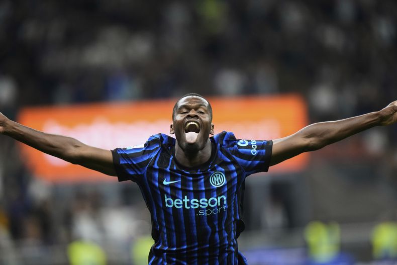 Ange Yoan Bonny, del Inter de Milán, celebra después de anotar el quinto gol de su equipo durante el partido de la Serie A italiano entre Inter de Milán y Torino, en el estadio San Siro, en Milán, Italia, el lunes 25 de agosto de 2025. (AP Foto/Luca Bruno)