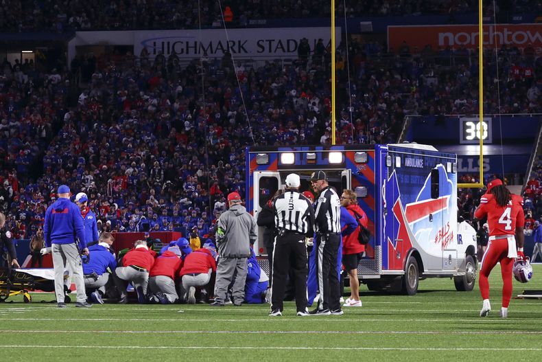 Una ambulancia espera en el campo al tiempo que personal médico atiende al running back Damien Harris, de los Bills de Buffalo, en el partido ante los Giants de Nueva York, en Orchard Park, Nueva York, el domingo 15 de octubre de 2023. (AP Foto/ Jeffrey T. Barnes)