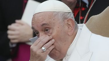 El papa Francisco llora al rezar por la paz en Ucrania