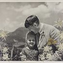 Subastan foto de Hitler abrazando niña de ascendencia judía