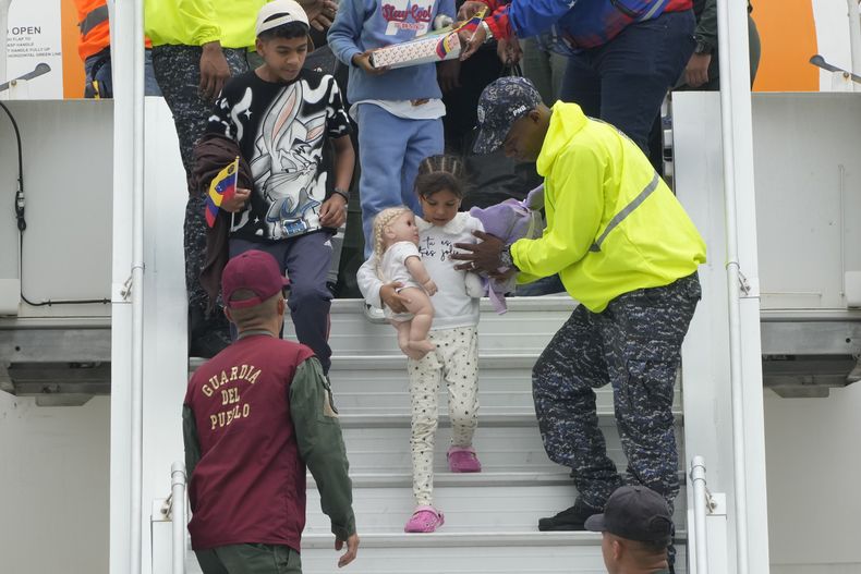 Migrantes venezolanos procedentes de México desembarcan en el aeropuerto internacional Simón Bolívar, en Maiquetia, Venezuela, el 20 de marzo de 2025, tras abandonar sus esperanzas de llegar a Estados Unidos debido a la campaña de su presidente, Donald Trump, contra la inmigración. (AP Foto/Ariana Cubillos)