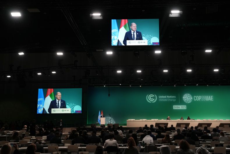 El canciller alemán Olaf Scholz habla durante una sesión de la COP28, el sábado 2 de diciembre de 2023, en Dubái, Emiratos Árabes Unidos. (AP Foto/Rafiq Maqbool)