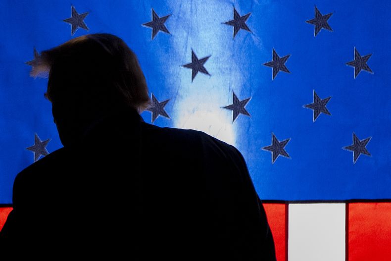 El candidato presidencial republicano, el expresidente Donald Trump, se marcha tras hablar en un acto de campaña en el Nassau Coliseum, el miércoles 18 de septiembre de 2024, en Uniondale, Nueva York. (AP Foto/Alex Brandon)