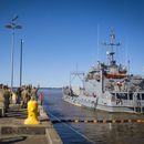 Un grupo de soldados de la 7ma Brigada de Transporte se despiden de la tripulación del USAV Monterrey mientras se aleja del muelle y emprende una misión humanitaria hacia la Franja de Gaza, el martes 12 de marzo de 2024, en la Base Conjunta Langley-Eustis en Hampton, Virginia. (AP Foto/John C. Clark)