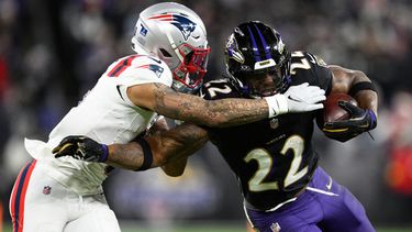 ARCHIVO - Foto del 21 de diciembre del 2025, el corredor de los Ravens de Baltimore Derrick Henry corre con el balón frente al cornerback de los Patriots de Nueva Inglaterra Christian Gonzalez. (AP Foto/Nick Wass, Archivo)