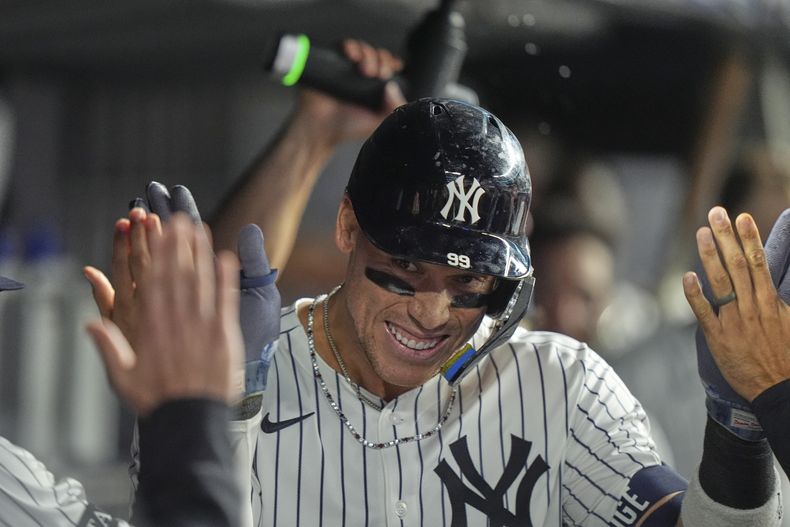 Aaron Judge, de los Yankees de Nueva York, festeja con sus compañeros luego de batear un jonrón en el juego del jueves 11 de septiembre de3 2025, ante los Tigres de Detroit (AP Photo/Frank Franklin II)