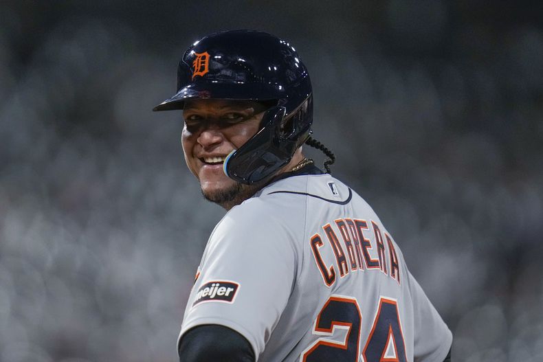 El venezolano Miguel Cabrera mira desde la primera base mientras el público corea su nombre en el duelo del sábado 2 de septiembre de 2023, ante los Medias Blancas de Chicago (AP Foto/Erin Hooley)