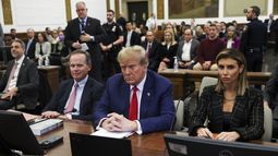El expresidente estadounidense Donald Trump, con los abogados Christopher Kise y Alina Habba, en el juicio por fraude civil de la Organización Trump en la Corte Suprema del estado de Nueva York, el 11 de enero de 2024. (Shannon Stapleton/Pool Photo vía AP, archivo)