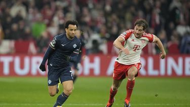 Felipe Anderson de la Lazio corre con el balón superando a Leon Goretzka del Bayern Munich en el encuentro de octavos de final de la Liga de Campeones el martes 5 de marzo del 2024. (AP Foto/Matthias Schrader)