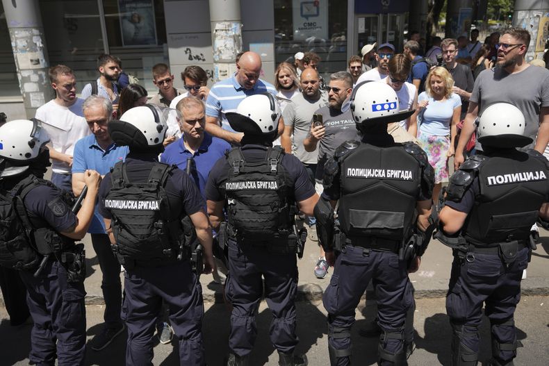 Policías antidisturbios serbios protegen una intersección tras retirar bloqueos callejeros colocados como parte de una protesta tras una marcha multitudinaria para exigir elecciones parlamentarias anticipadas en Belgrado, Serbia, el viernes 4 de julio de 2025. (AP Foto/Darko Vojinovic)