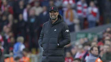 Klopp se mofa de dardos de Guardiola sobre favoritismo
