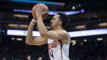 Shamet define con triple en tiempo extra por Suns ante Kings