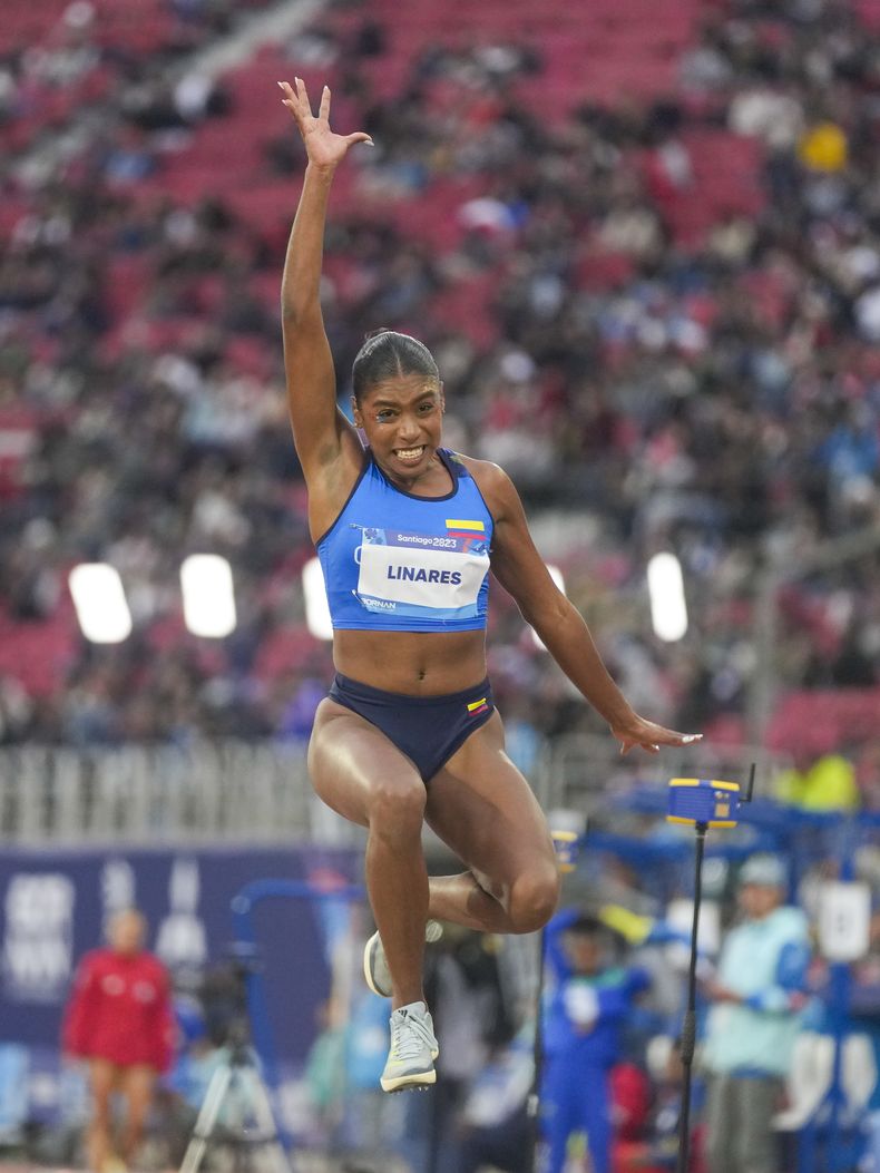 La colombiana Natalia Linares compite en el salto largo del atletismo de los Juegos Panamericanos en Santiago, Chile, el lunes 30 de octubre de 2023. (AP Photo/Martín Mejía)