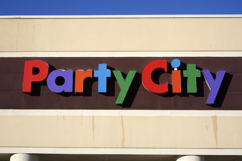 ARCHIVO - El letrero de Party City en la fachada de una tienda de Orchard Park, Nueva York, el 22 de diciembre de 2024. (AP Foto/Gene J. Puskar, Archivo)