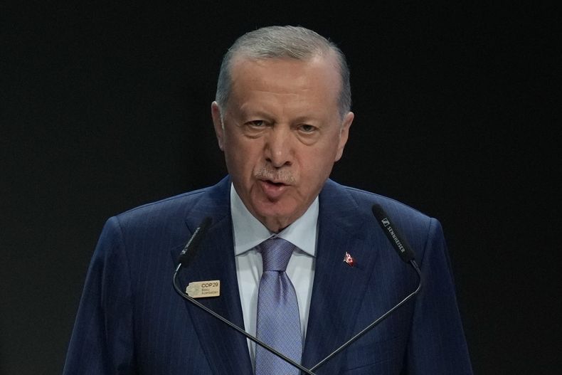 ARCHIVO – El presidente turco, Recep Tayyip Erdogan, habla en una sesión plenaria de la Conferencia de las Naciones Unidas sobre el Cambio Climático COP29, el martes 12 de noviembre de 2024, en Bakú, Azerbaiyán. (AP Foto/Rafiq Maqbool, Archivo)