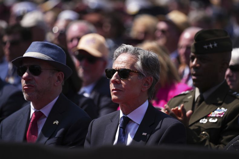 El secretario de estado de los Estados Unidos, Antony Blinken, escucha un discurso durante una ceremonia conmemorativa del 80º aniversario del Día D, el jueves 6 de junio de 2024 en el cementerio estadounidense de Colleville-sur-Mer, Normandía. (AP Foto/Daniel Cole, Pool)
