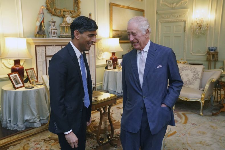 ARCHIVO - El rey Carlos III, a la derecha, y el primer ministro británico, Rishi Sunak, sonríen durante su reunión en el Palacio de Buckingham, Londres, el 21 de febrero de 2024. El Palacio de Buckingham dijo que el rey Carlos III reanudará sus funciones públicas la próxima semana después de recibir tratamiento contra el cáncer. El anuncio del viernes 26 de abril de 2024 se produce casi tres meses después de que Carlos se tomara un receso en sus deberes públicos para centrarse en su tratamiento para un tipo de cáncer no revelado. (Jonathan Brady/Pool Photo via AP, archivo)
