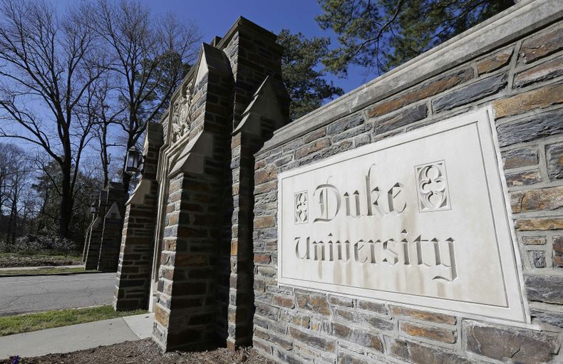 ARCHIVO – En esta imagen del 28 de enero de 2019, se muestra la entrada al campus principal de la Universidad de Duke, en Durham, Carolina del Norte. (AP Foto/Gerry Broome, Archivo)