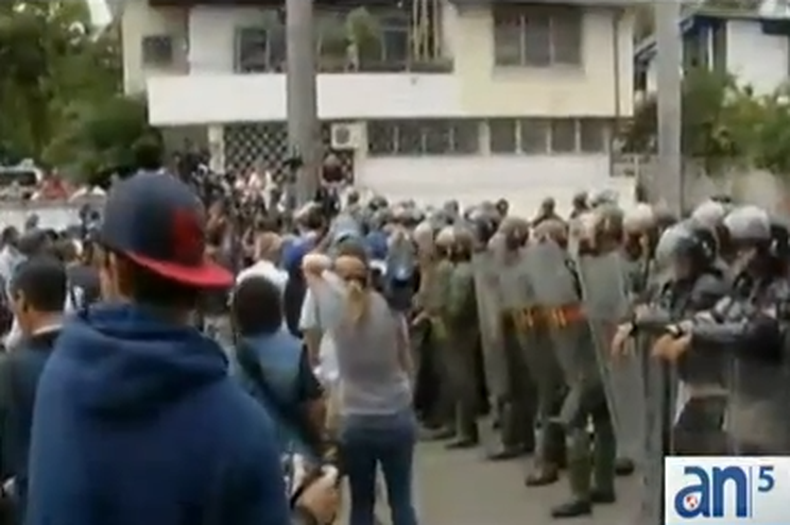 Otro muerto, tres guardias del ejército chavista heridos y cientos de agredidos es el último  saldo de las protestas en Venezuela.