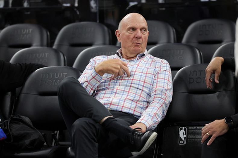 ARCHIVO - En esta foto del 13 de marzo de 2026, el dueño de los Clippers de Los Ángeles Steve Ballmer en las instalaciones del equipo antes del encuentro ante los Bulls de Chicago. (AP Foto/Ryan Sun)
