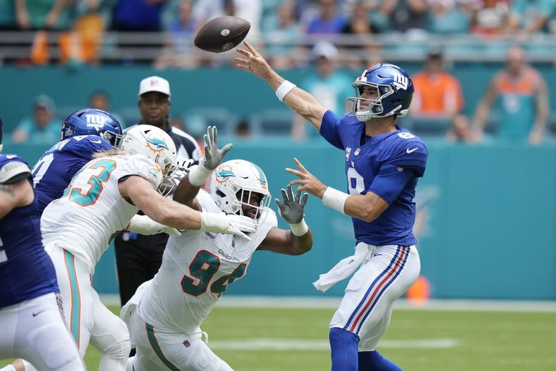 Daniel Jones quarterback de los Giants de Nueva York lanza un pase durante la primera mitad del juego de la NFL ante los Dolphins de Miami, el domingo 8 de octubre de 2023, en Miami Gardens, Florida. (AP Foto/Rebecca Blackwell)