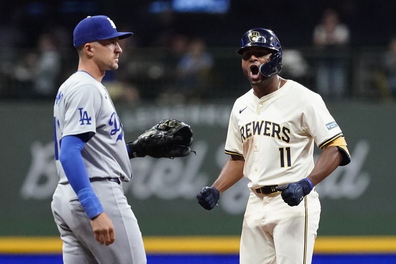Jackson Chourio (11), de los Cerveceros de Milwaukee, reacciona después de batear un sencillo en la séptima entrada del juego de béisbol en contra de los Dodgers de Los Ángeles, el miércoles 14 de agosto de 2024, en Milwaukee. Chourio avanzó a segunda con un error que dio paso a una carrera de los Cerveceros en la jugada. (AP Foto/Aaron Gash)