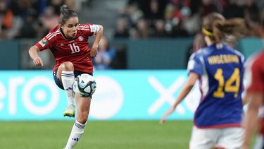 La futbolista de Costa Rica Katherine Alvarado trata de controlar el balón durante una partido del Grupo C del Mundial femenino contra Japón, en Dunedin, Nueva Zelanda, el 26 de julio de 2023. (AP Foto/Alessandra Tarantino)