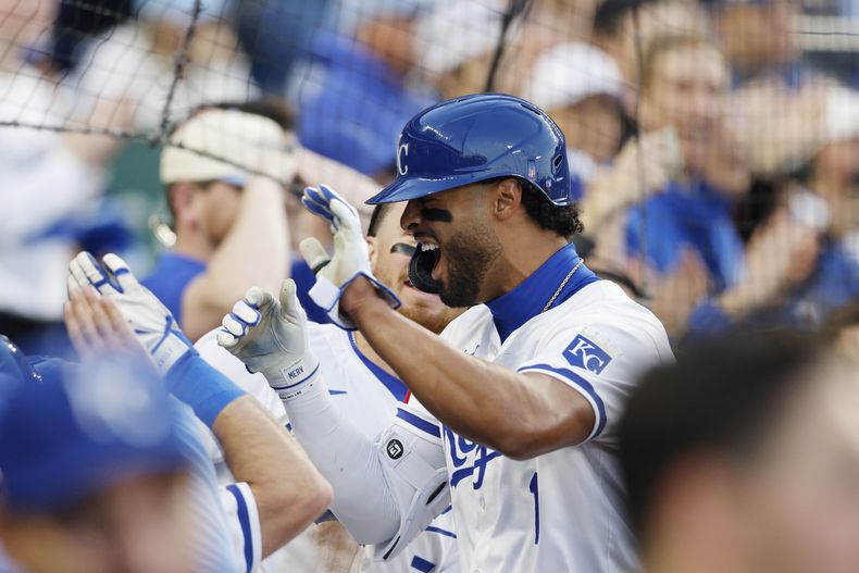 El puertorriqueño MJ Meléndez, de los Reales de Kansas City, festeja tras conectar un jonrón en el encuentro del sábado 6 de abril de 2024, ante los Medias Blancas de Chicago (AP Foto/Colin E. Braley)