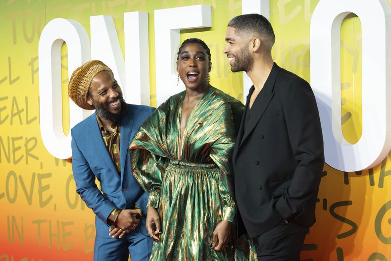 Ziggy Marley, de izquierda a derecha, Lashana Lynch y Kingsley Ben-Adir posan en la premiere de la película Bob Marley: One Love en Londres, el martes 30 de enero de 2024. (Foto Vianney Le Caer/Invision/AP)