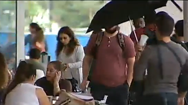 americateve | La policía escolar de FIU está buscando a un misterioso hombre que montado en una bicicleta se dedica a tocar los glúteos de estudiantes.