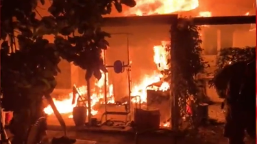 familia de miami se despierta a las 6am con voraz incendio en el patio de su casa
