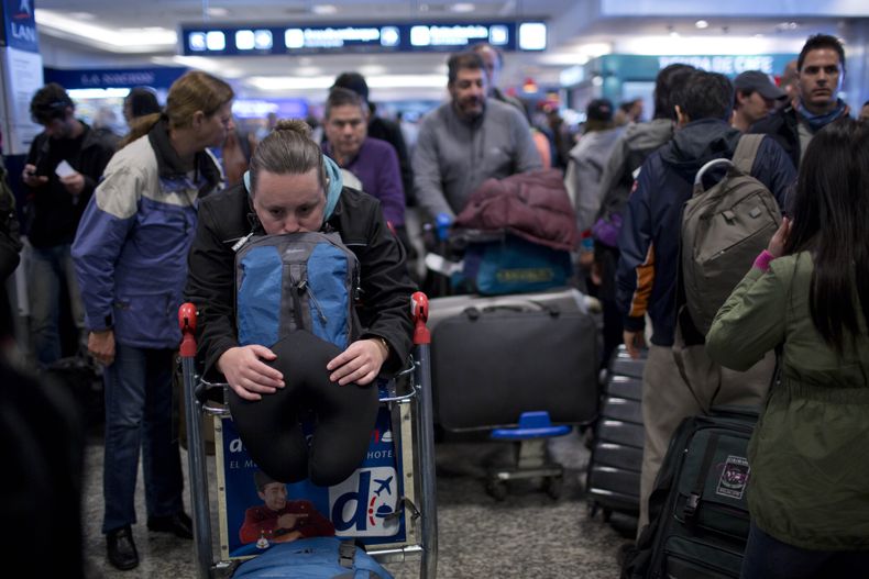 Pasajeros forman fila en el aeropuerto Jorge Newbery de la ciudad de Buenos Aires, Argentina, el martes 12 de agosto de 2014. Miles de personas permanec&iacute;an varadas en los dos aeropuertos de Buenos Aires por un paro de pilotos de las estatales Aerol
