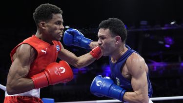 El cubano Alejandro Claro Fiz, a la izquierda, durante su combate ante el brasileño Michael Douglas Da Silva, en los octavos de final del torneo olímpico, el martes 30 de julio de 2024, en Villepinte, Francia. (AP Foto/John Locher)